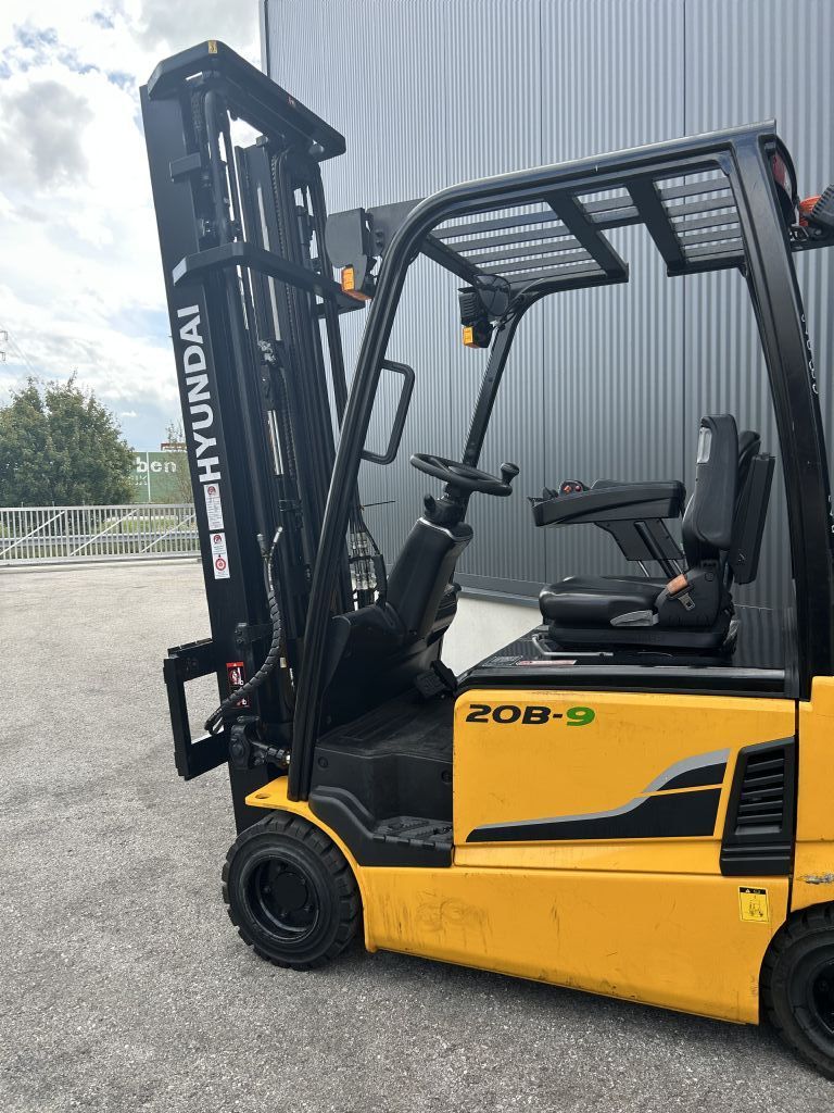 Hyundai 20B-9 Elektro 4 Rad-Stapler www.staplerprofi.co.at
