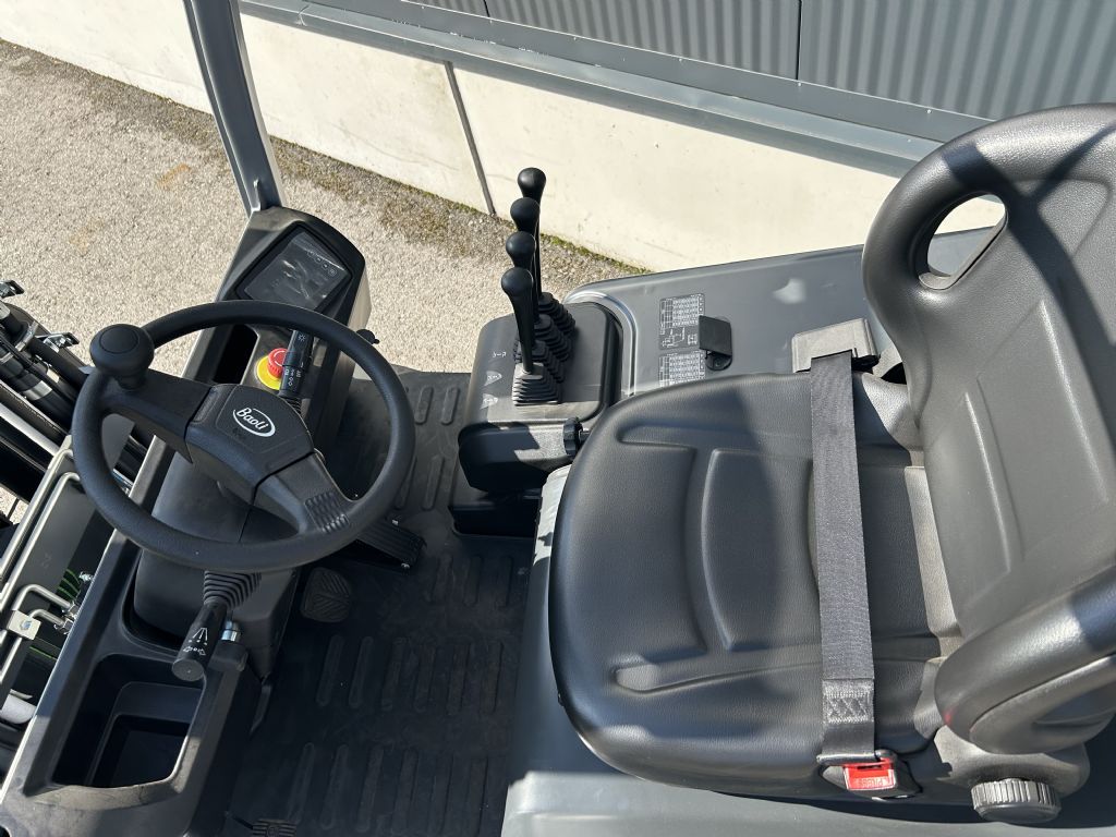 Baoli KBE35 LI Elektro 4 Rad-Stapler www.staplerprofi.co.at Baoli KBE35 LI Elektro 4 Rad-Stapler www.staplerprofi.co.at