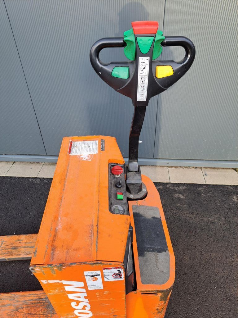 Doosan-LEDH 18-Niederhubwagen-www.sta-tech.de