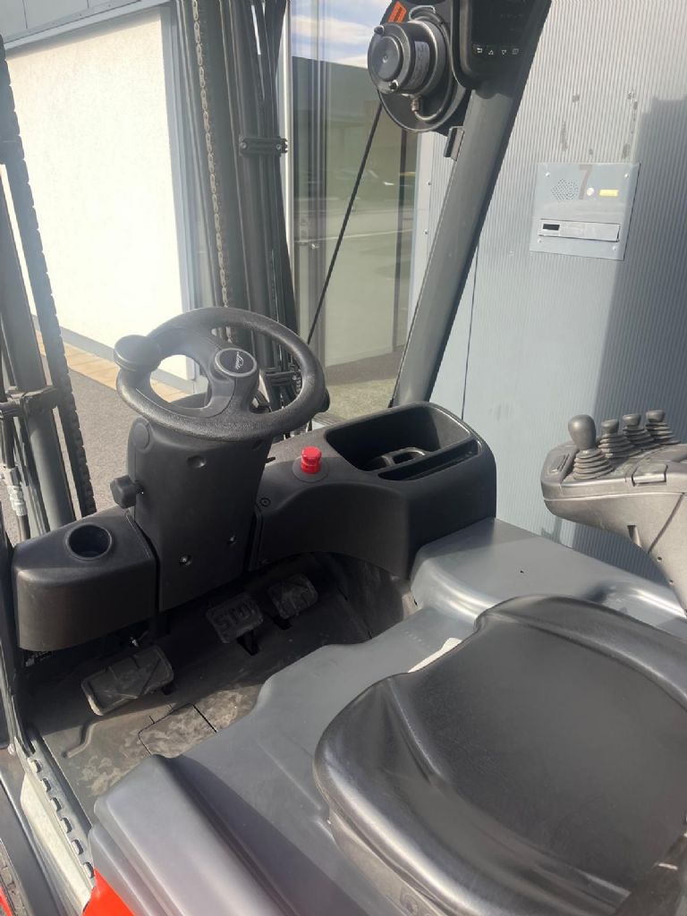 Linde-E20L-02-Elektro 3 Rad-Stapler-www.sta-tech.de