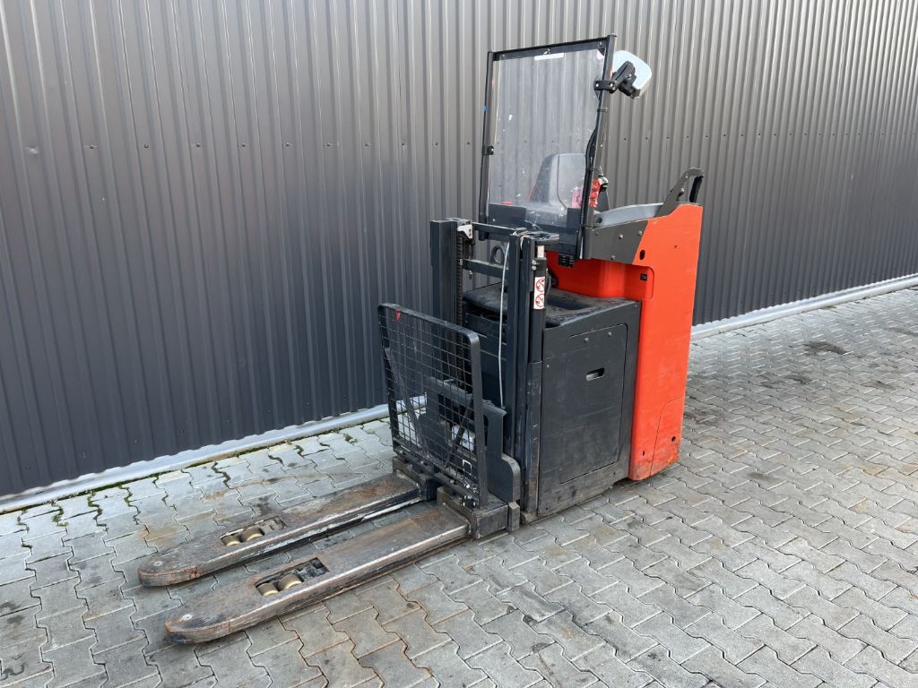 Linde D12S Stand-on stacker www.superlift-forklift.com