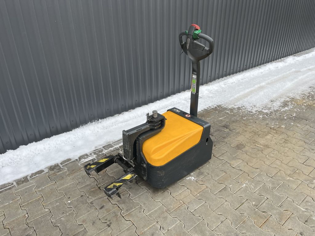 Jungheinrich EZS010 Tow Tractor www.superlift-forklift.com