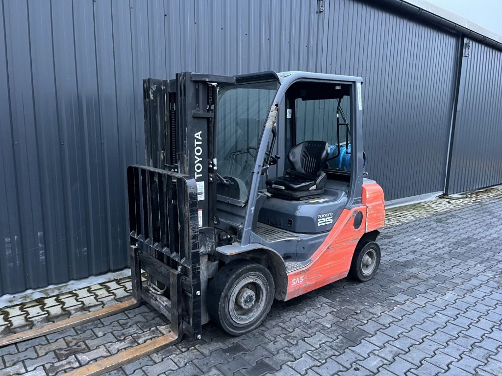 Toyota 8FGF25 LPG Forklifts www.superlift-forklift.com