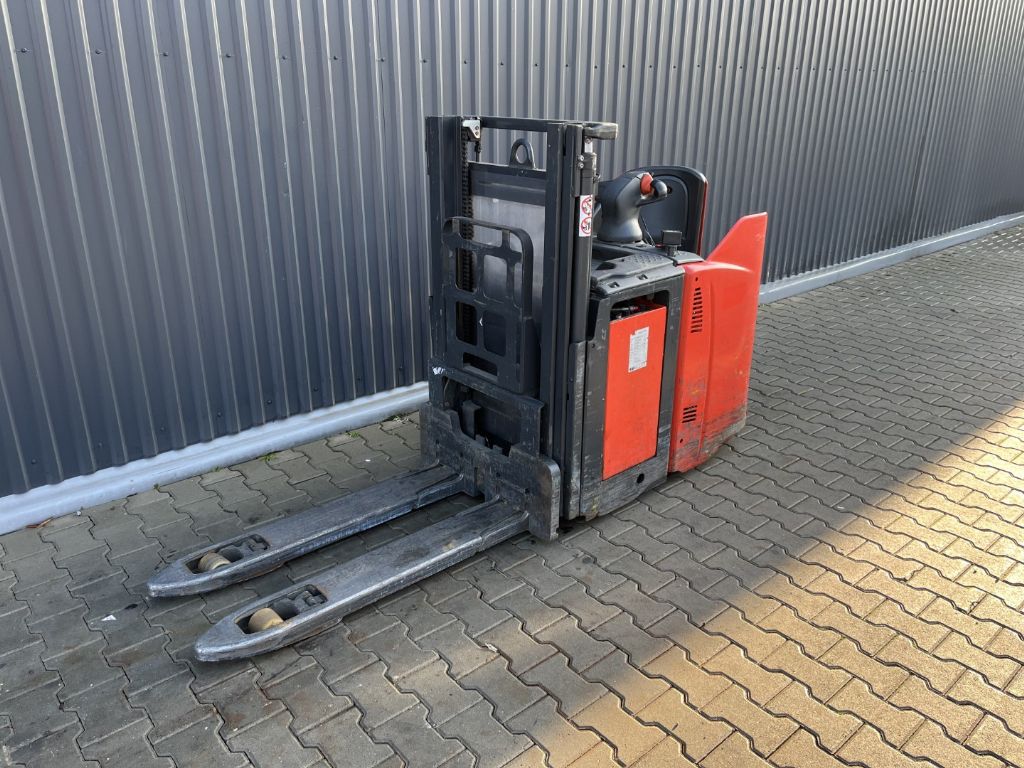Linde D12SP Stand-on stacker www.superlift-forklift.com