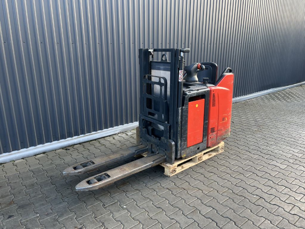 Linde D12SP Stand-on stacker www.superlift-forklift.com