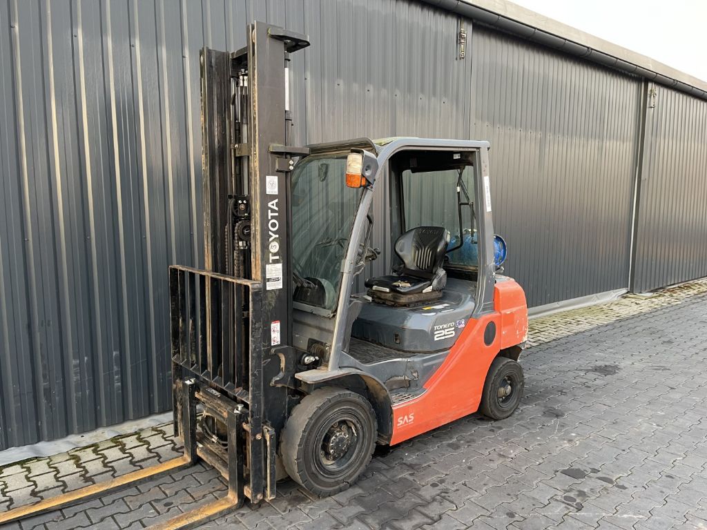 Toyota 8FGF25 LPG Forklifts www.superlift-forklift.com