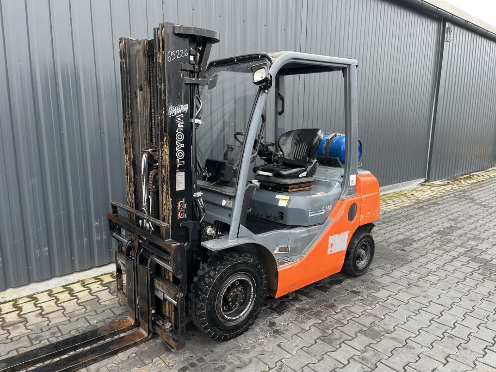 Toyota 8FGF25 LPG Forklifts www.superlift-forklift.com