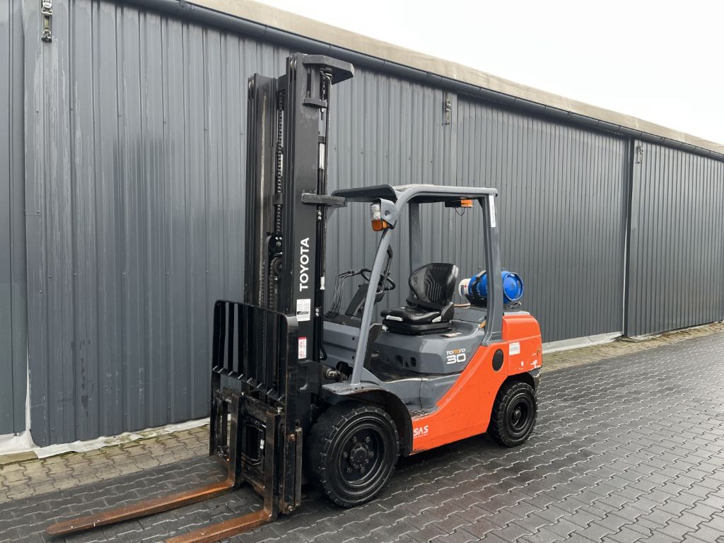 Toyota 8FGF30 LPG Forklifts www.superlift-forklift.com