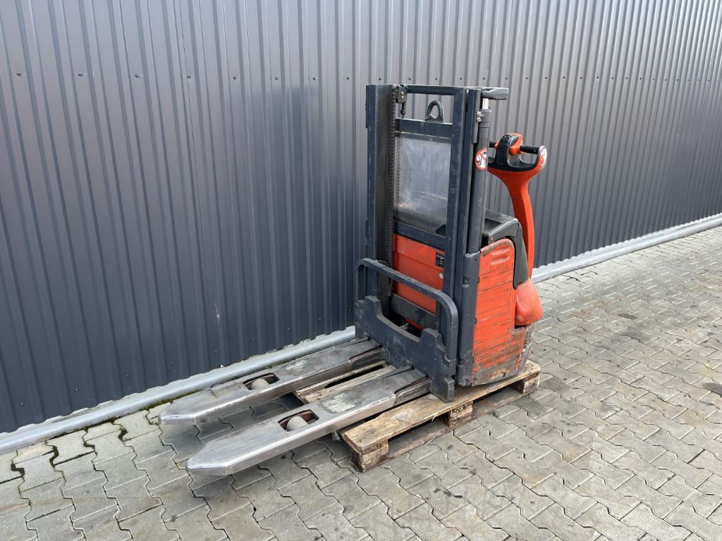 Linde L10 Pedestrian Stacker www.superlift-forklift.com