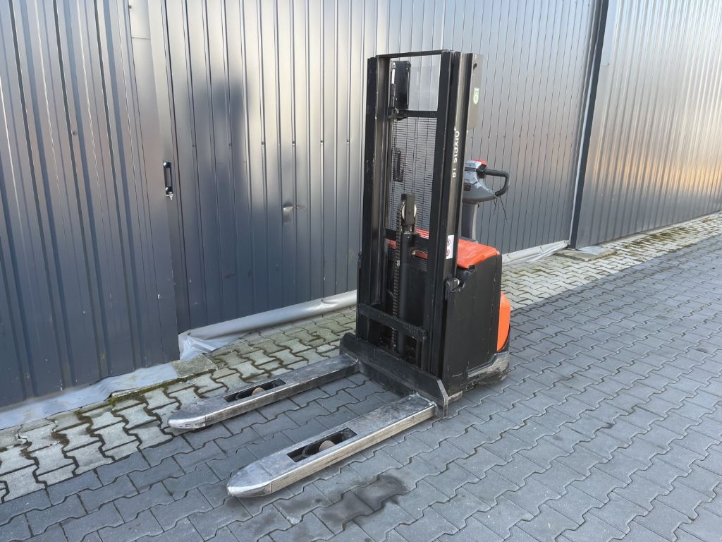 BT SWE120 Pedestrian Stacker www.superlift-forklift.com