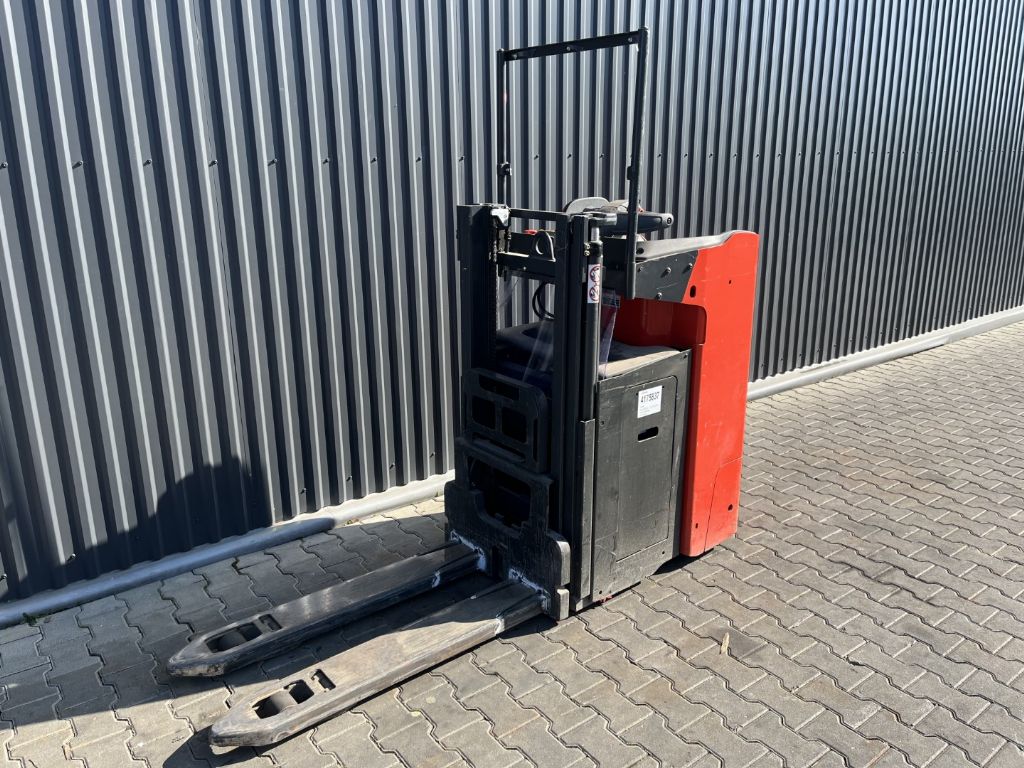 Linde D12SF Stand-on stacker www.superlift-forklift.com