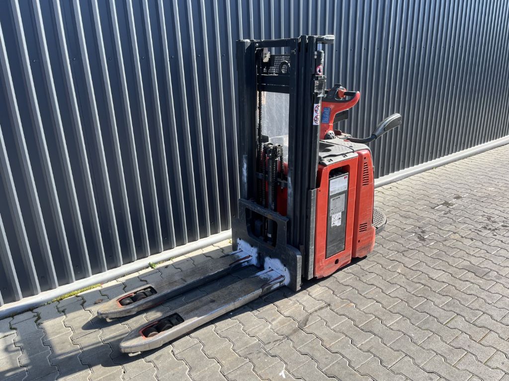 Linde D12AP Stand-on stacker www.superlift-forklift.com