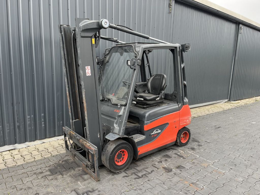 Linde E30-01 Elektryczny 4-kolowy www.superlift-forklift.com