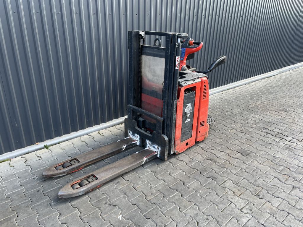 Linde D12AP Stand-on stacker www.superlift-forklift.com