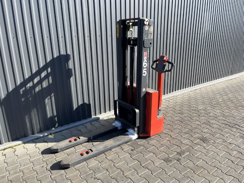 Linde ML10 Pedestrian Stacker www.superlift-forklift.com