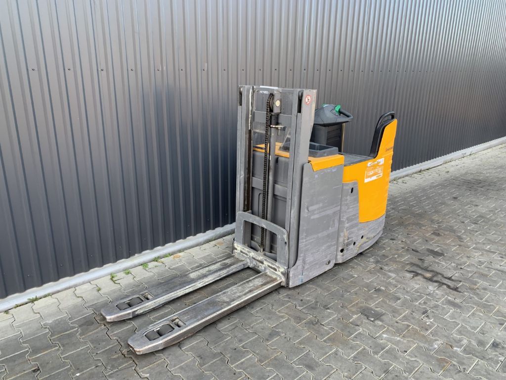 Jungheinrich ERD220 High Lift stacker www.superlift-forklift.com
