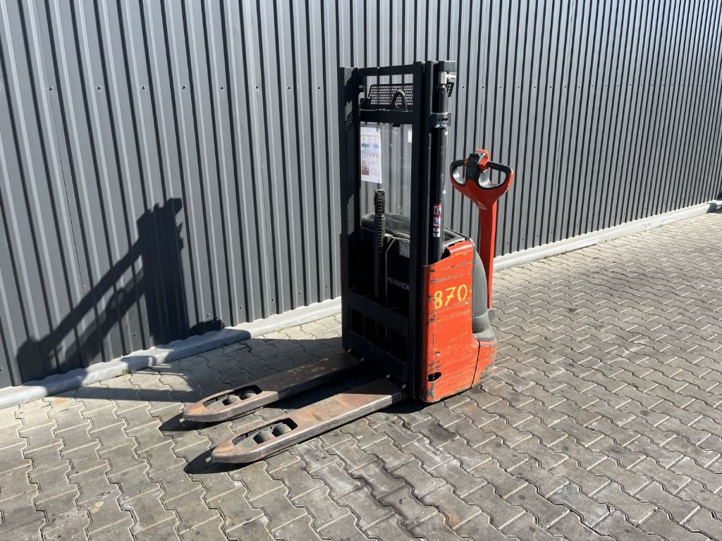 Linde L10 Pedestrian Stacker www.superlift-forklift.com
