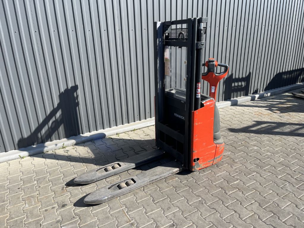 Linde L10 Pedestrian Stacker www.superlift-forklift.com