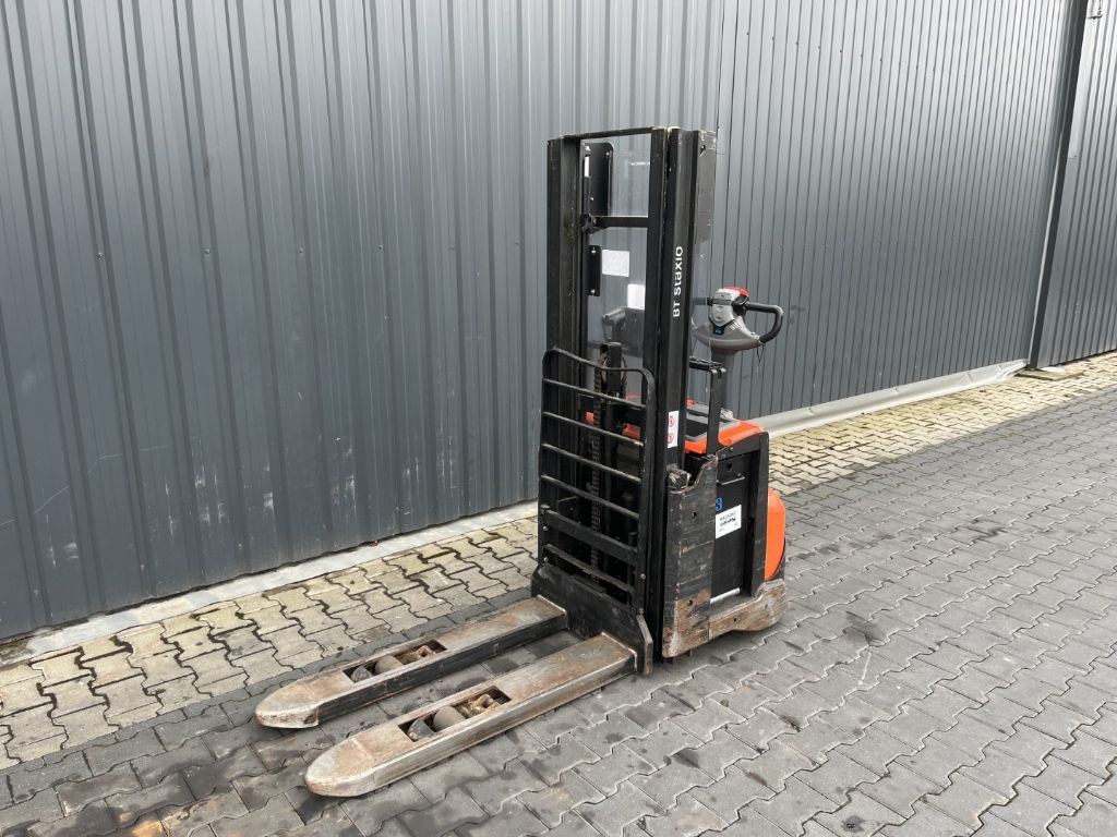 BT SWE140L Pedestrian Stacker www.superlift-forklift.com