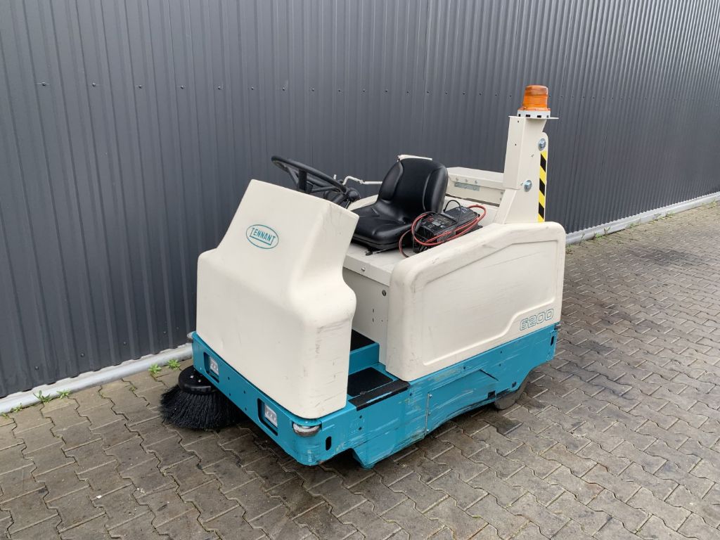 Tennant 6200 Sweepers www.superlift-forklift.com