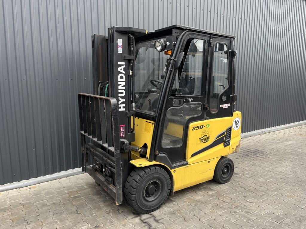 Hyundai 25B-9 Electric 4-wheel forklift www.superlift-forklift.com
