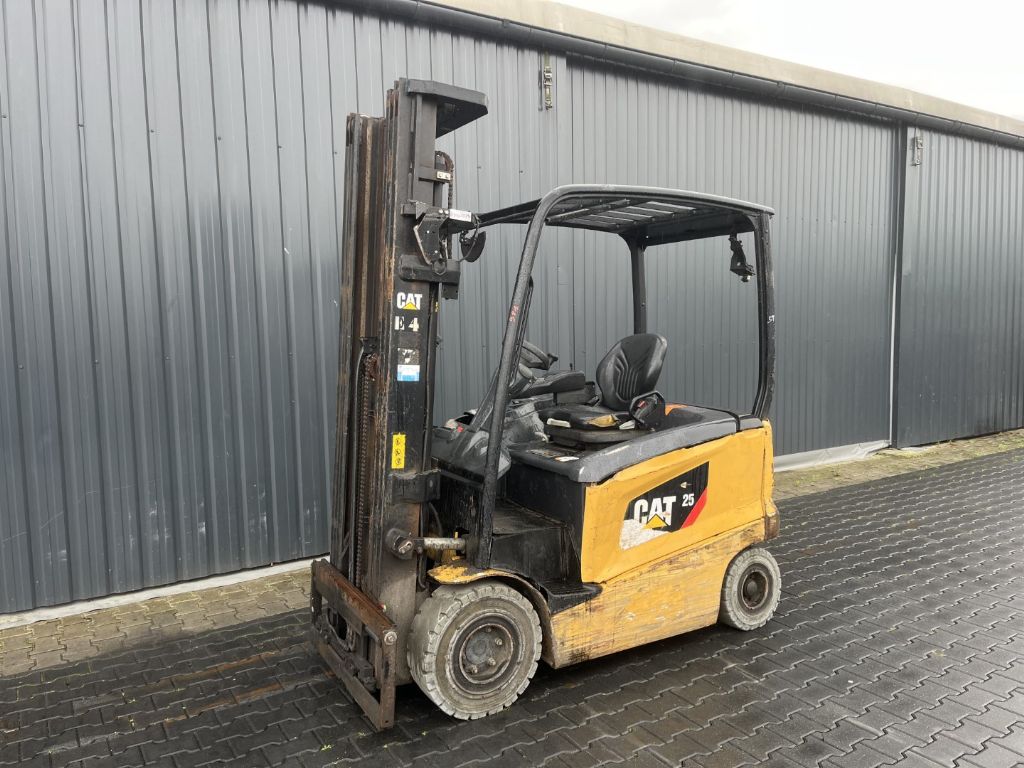 Caterpillar EP25CN Electric 4-wheel forklift www.superlift-forklift.com
