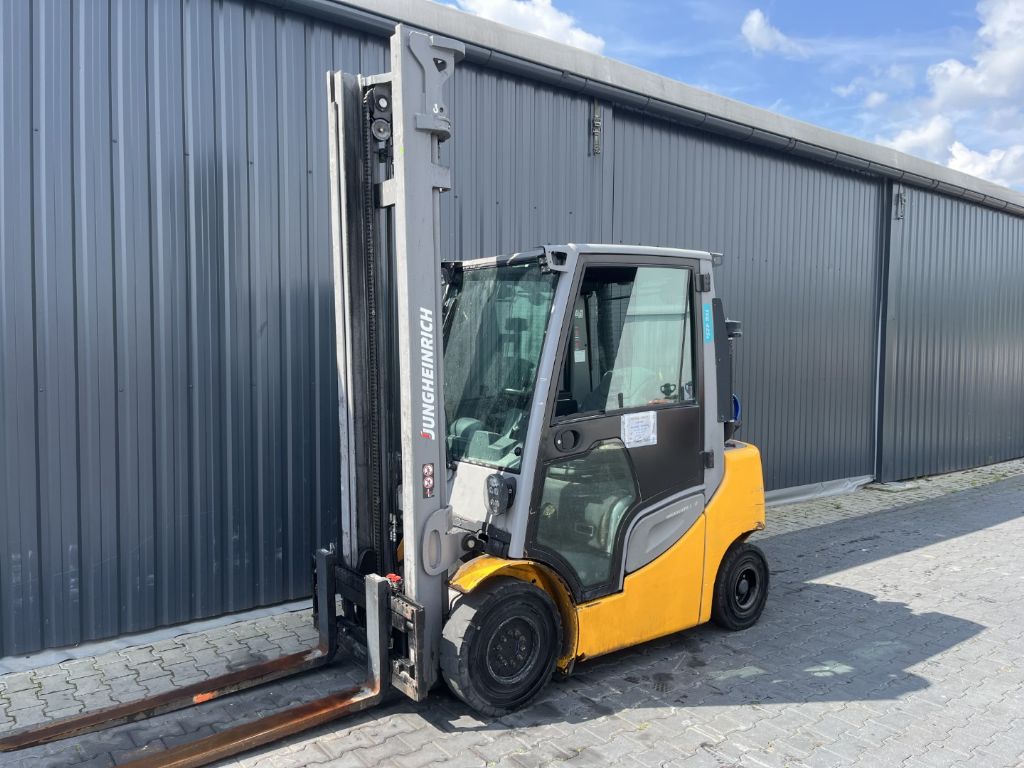 Jungheinrich TFG425s Treibgasstapler www.superlift-forklift.com