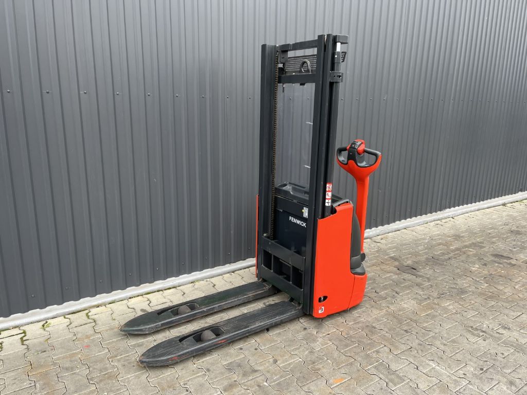 Linde L12 Pedestrian Stacker www.superlift-forklift.com