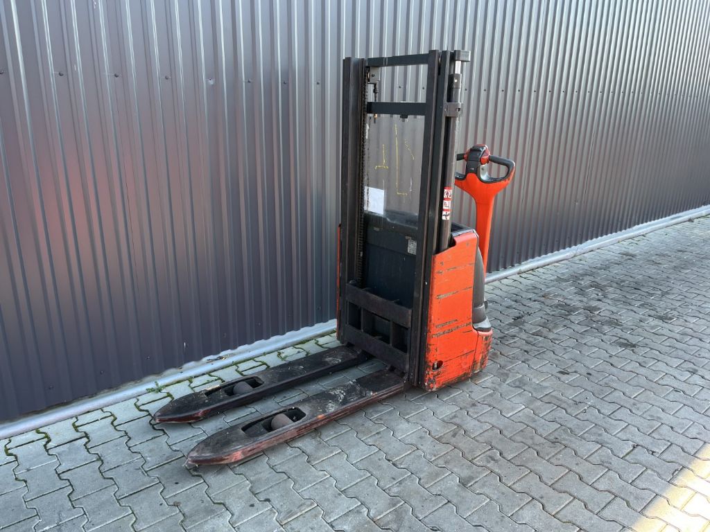 Linde L12 Pedestrian Stacker www.superlift-forklift.com