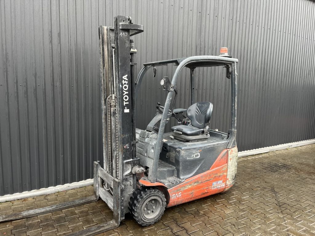 Toyota 8FBE20T Electric 3-wheel forklift www.superlift-forklift.com