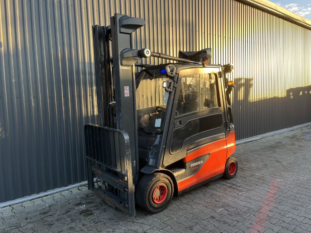 Linde E25-02 Electric 4-wheel forklift www.superlift-forklift.com