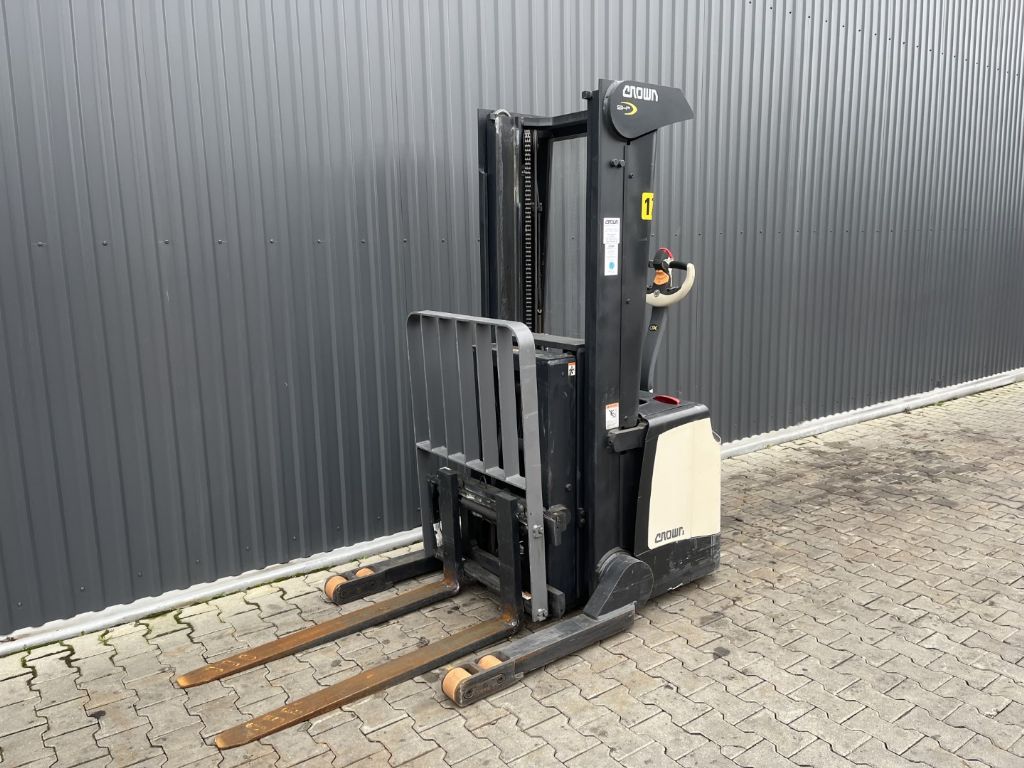 Crown SHR5520-1.13 Deichselstapler www.superlift-forklift.com