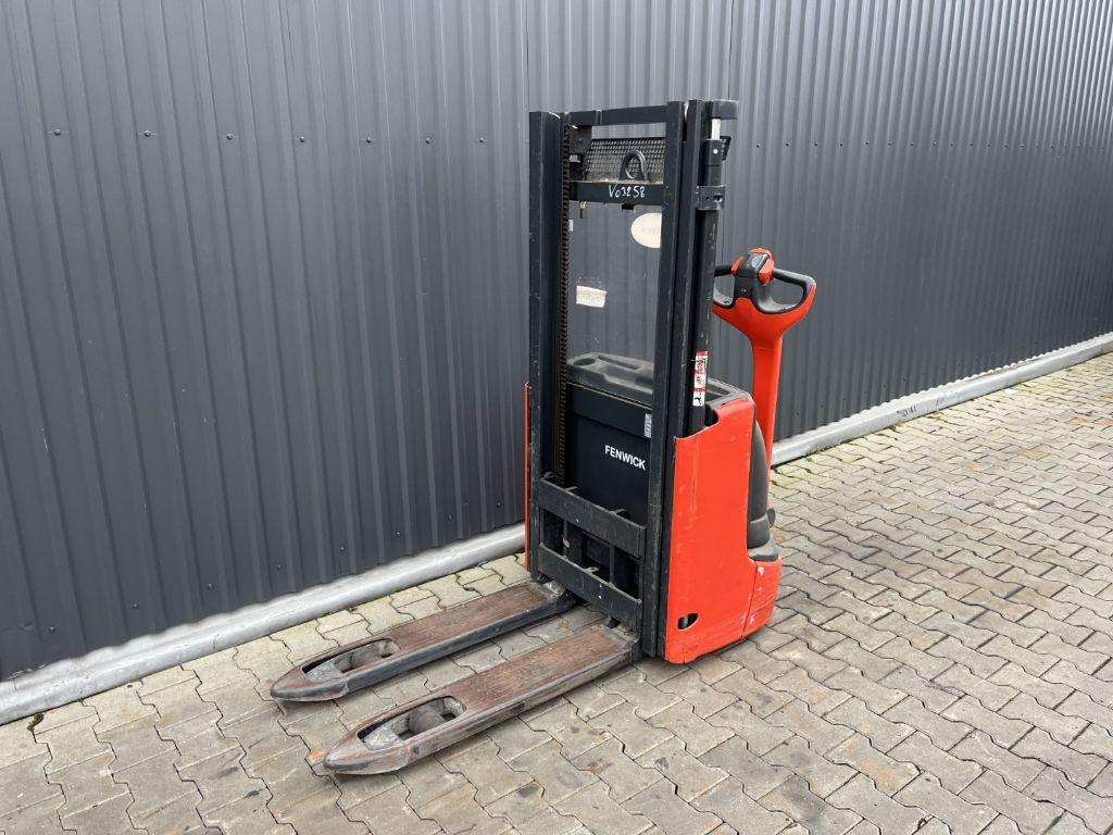 Linde L10B Pedestrian Stacker www.superlift-forklift.com
