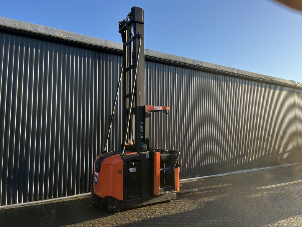 BT OME100H High Level Order Picker www.superlift-forklift.com