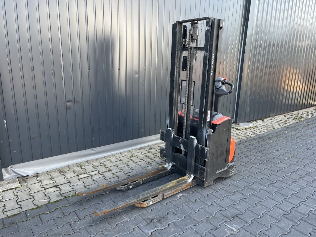 BT SWE100 Pedestrian Stacker www.superlift-forklift.com