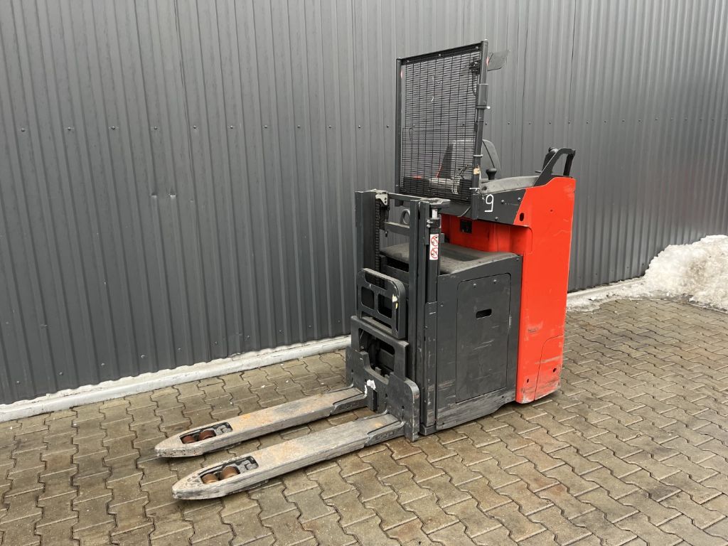 Linde D12S Stand-on stacker www.superlift-forklift.com