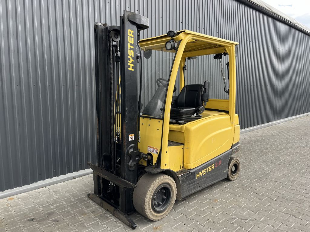 Hyster J3.0XN Electric 4-wheel forklift www.superlift-forklift.com