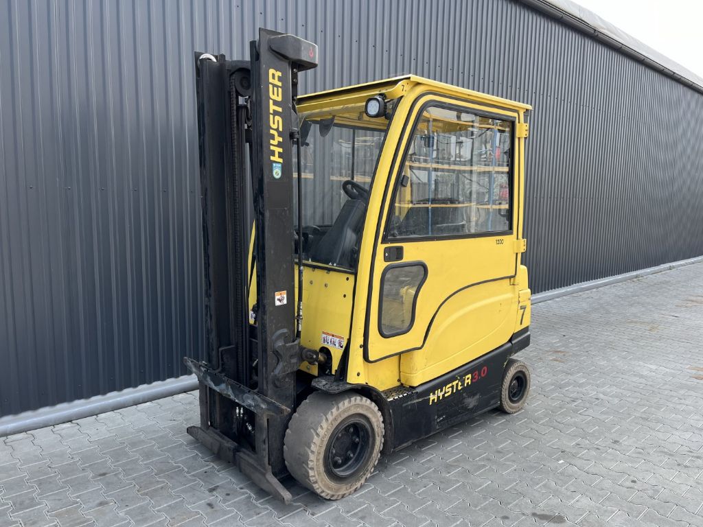 Hyster J3.0XN Electric 4-wheel forklift www.superlift-forklift.com