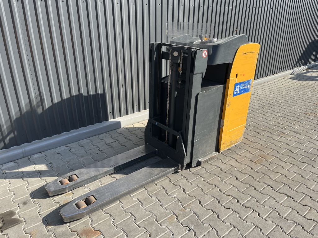 Jungheinrich ESD120 Stacker sit on www.superlift-forklift.com