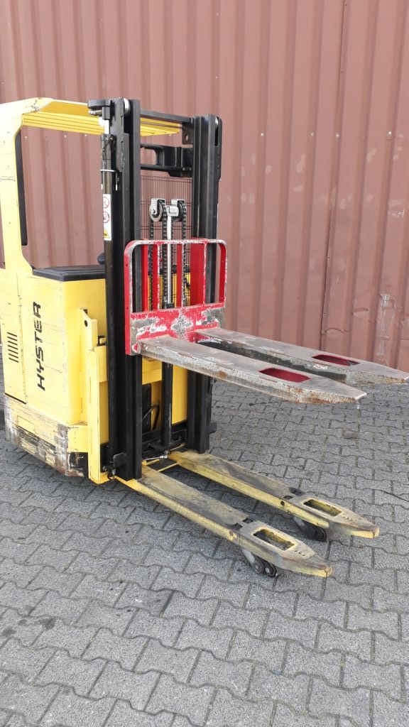 Hyster RS1.5 Quersitzstapler www.thuenemann-stapler.de