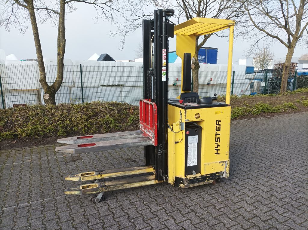 Hyster RS1.5 Quersitzstapler www.thuenemann-stapler.de