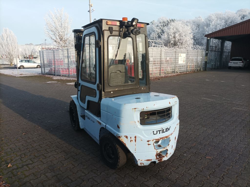 UTILEV UT35P Dieselstapler www.thuenemann-stapler.de UTILEV UT35P Dieselstapler www.thuenemann-stapler.de