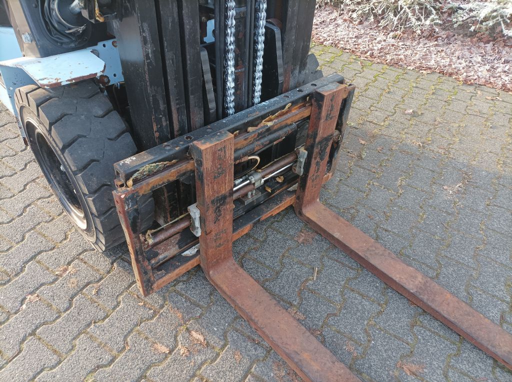 UTILEV UT35P Dieselstapler www.thuenemann-stapler.de UTILEV UT35P Dieselstapler www.thuenemann-stapler.de