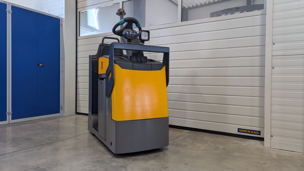 Jungheinrich-EZS 130 Li-Ion Batterie-Schlepper-www.tojo-gabelstapler.de