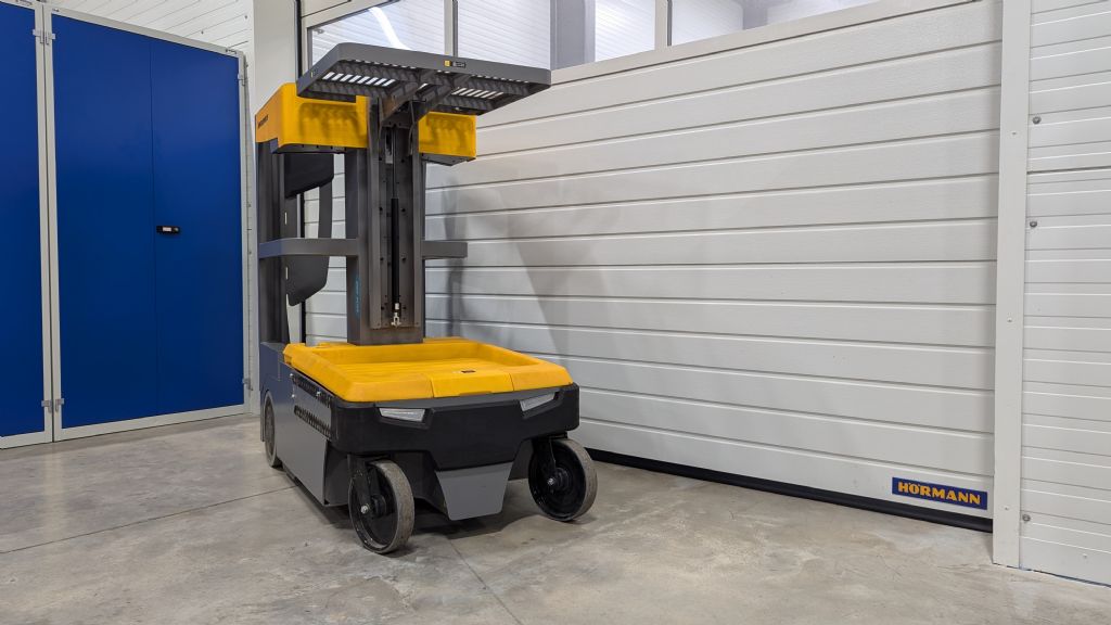 Jungheinrich-EKM 202-Medium Lift Order Picker-www.tojo-gabelstapler.de
