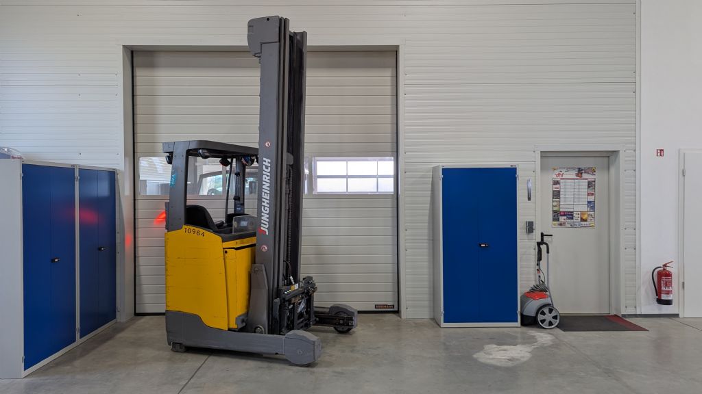 Jungheinrich-ETV 216 Zinkenverstellgert-Reach Truck-www.tojo-gabelstapler.de