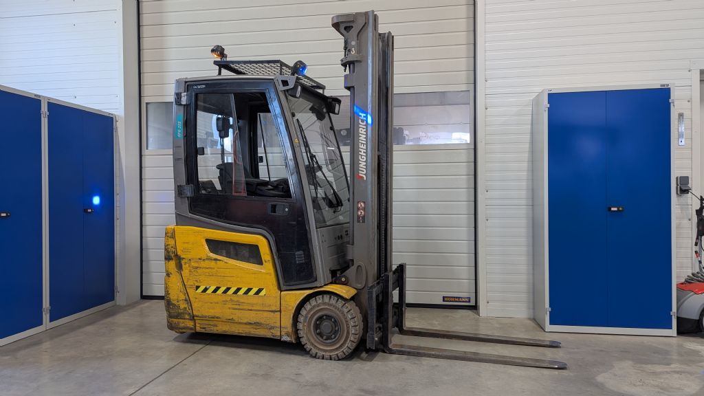 Jungheinrich-EFG 215 GE115-550DZ-Electric 3-wheel forklift-www.tojo-gabelstapler.de