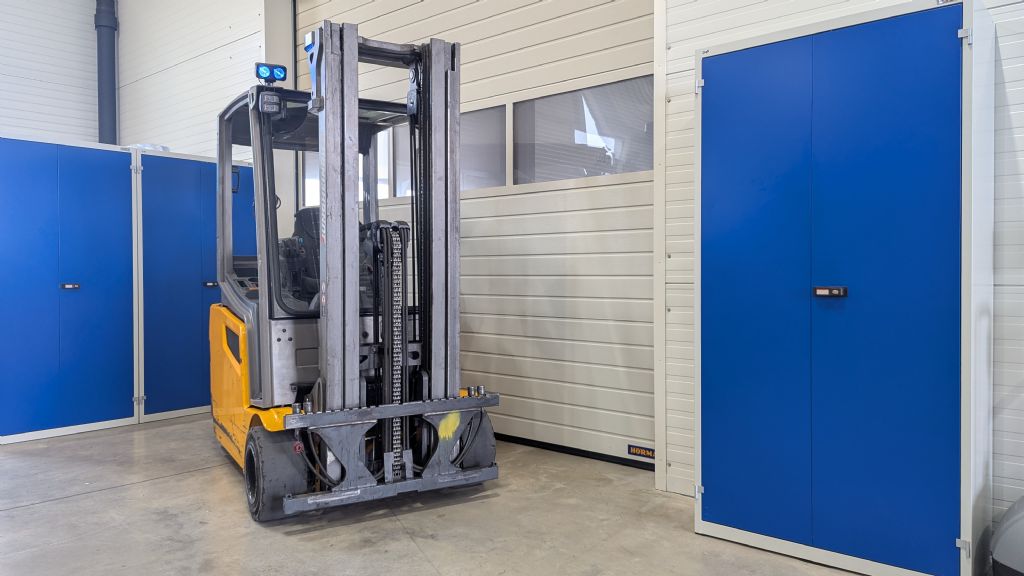 Jungheinrich-EFG 220 G-470DZ-Electric 3-wheel forklift-www.tojo-gabelstapler.de