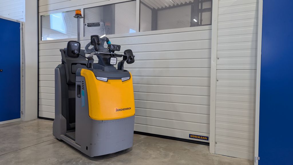 Jungheinrich-EZS 130 neuwertig-Schlepper-www.tojo-gabelstapler.de