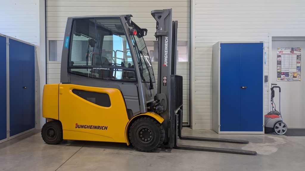Jungheinrich-EFG 425s neuwertige Batterie-Electric 4-wheel forklift-www.tojo-gabelstapler.de